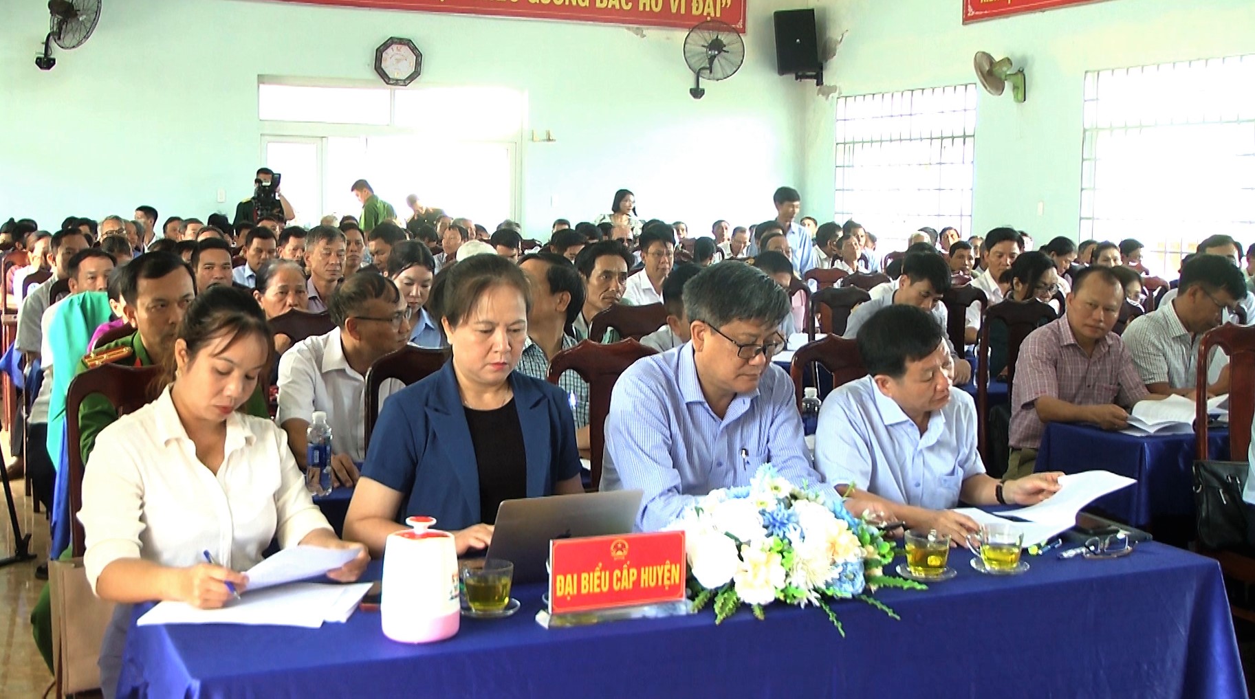 đại biểu tham dự tiếp xúc cử tri 2  (1)